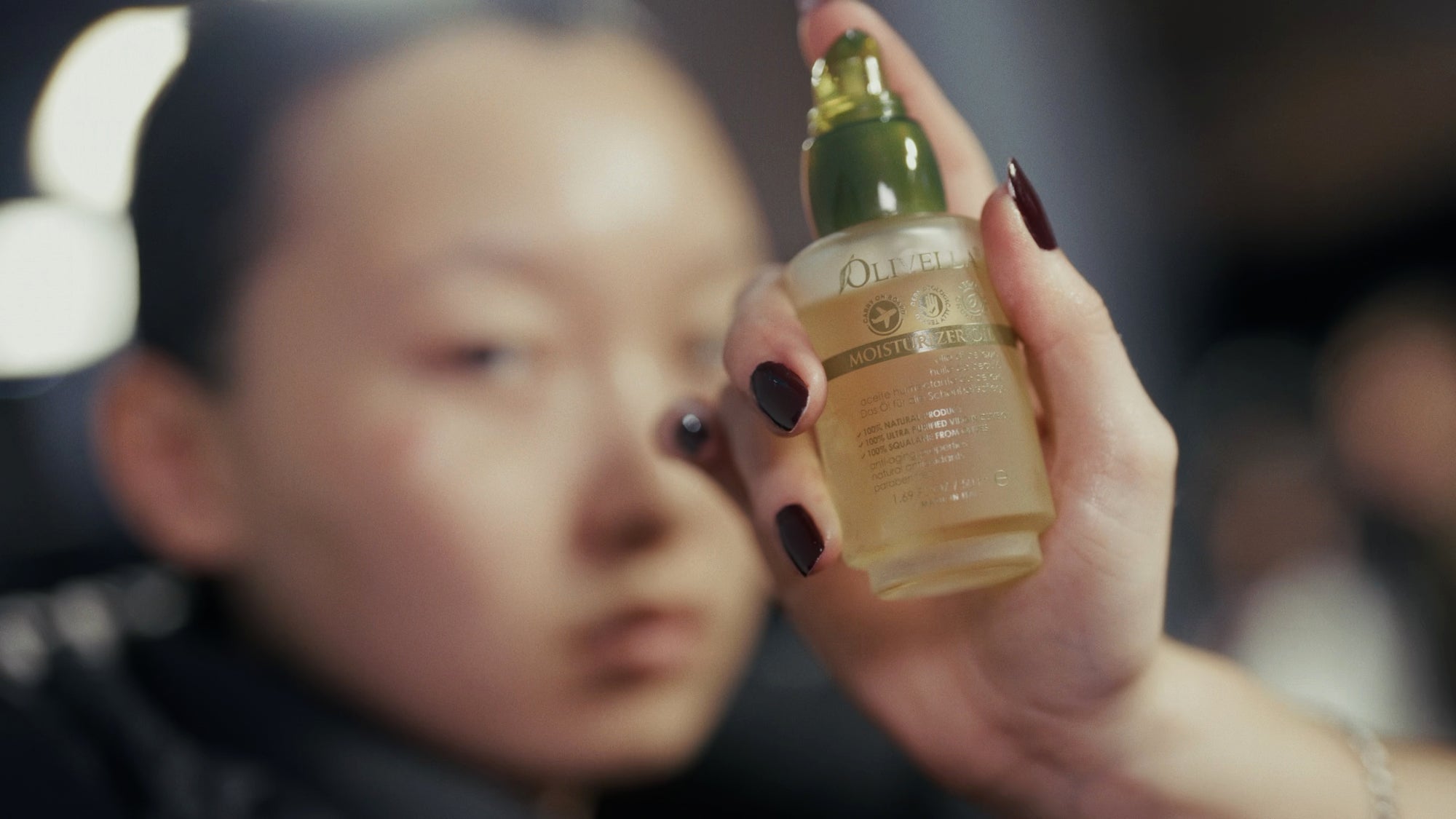 Olivella nel backstage della Haute Couture di Rahul Mishra a Parigi